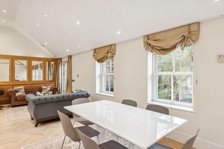 A beautifully presented three bedroom mews to rent in the heart of Pimlico, SW1 - Photo 3