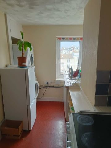 1 Bed Flat, Montpelier Road, BN1 - Photo 2