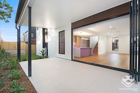 Spacious 3 Bedrooms Townhouse with Modern Comforts - Photo 4