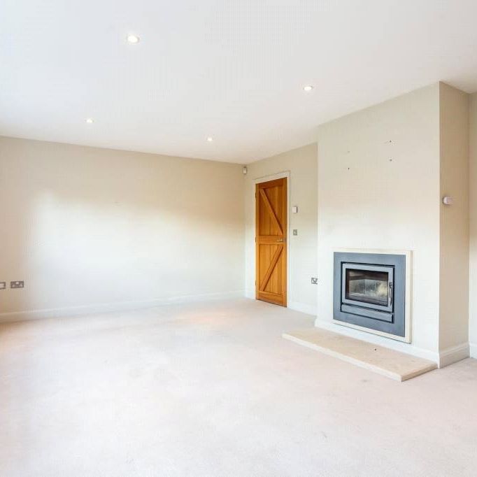 A spacious and modern three bedroom house in the village of Rushall, offering stunning views of the surrounding countryside. - Photo 1