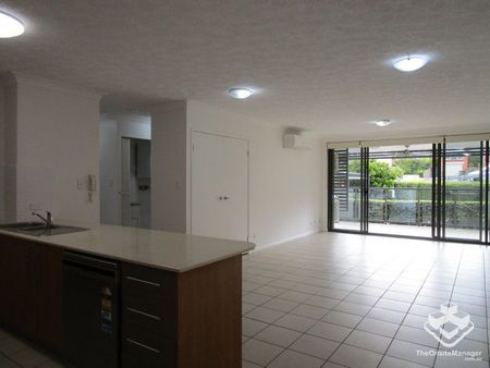 Easy living withing walking distance to beautiful Coolangatta - Photo 4