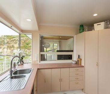 Lovely 4 Bedroom Family Home with Exceptional Views! - Photo 2
