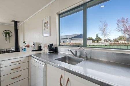 Welcome to this spacious and versatile 4-bedroom rental home. - Photo 4