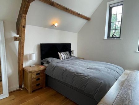 2 bedroom coach house to rent - Photo 2