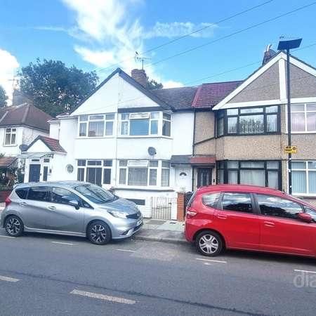 Saxon Avenue, Feltham, TW13 - Photo 1