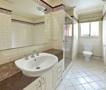 Quiet Entertainer with Period Charm - Photo 4