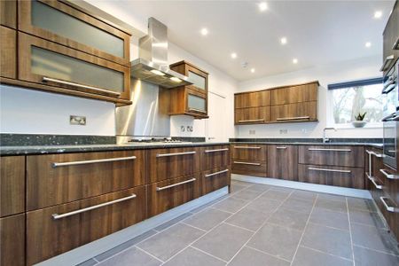 4 bedroom detached house to rent - Photo 2