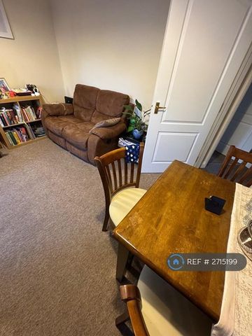 1 bedroom in a flat share to rent - Photo 2