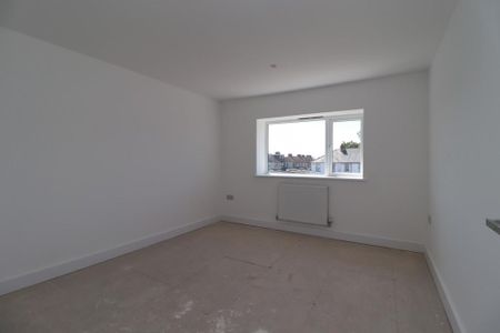 2 bedroom end of terrace house to rent - Photo 2
