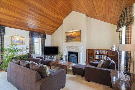 A magnificent Cotswold stone home on a private gated estate just outside the charming market town of Cirencester, with extensive leisure facilities and excellent road access. - Photo 4