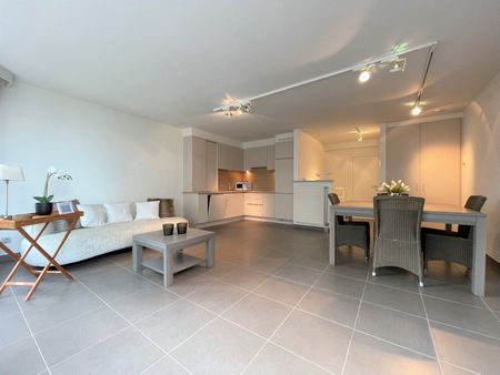 Modern, gemeubeld duplex appartement met mooi zijdelings zeezicht, gelegen in een rustige zijstraat van de Zeedijk-Het Zoute. - Foto 5