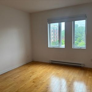 GRATUIT SEPTEMBRE ! Superbe condo 4½ – 2 chambres -2 salles de bains- w stationnements-Disponible maintenant - Photo 2