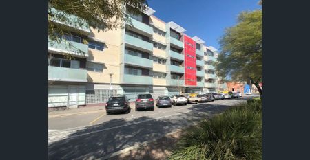 Stylish Top Floor City Apartment - Photo 4