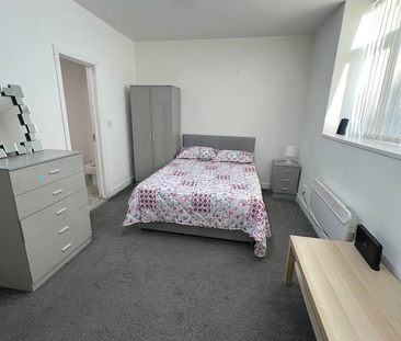 1 bedroom in a house share to rent - Photo 1