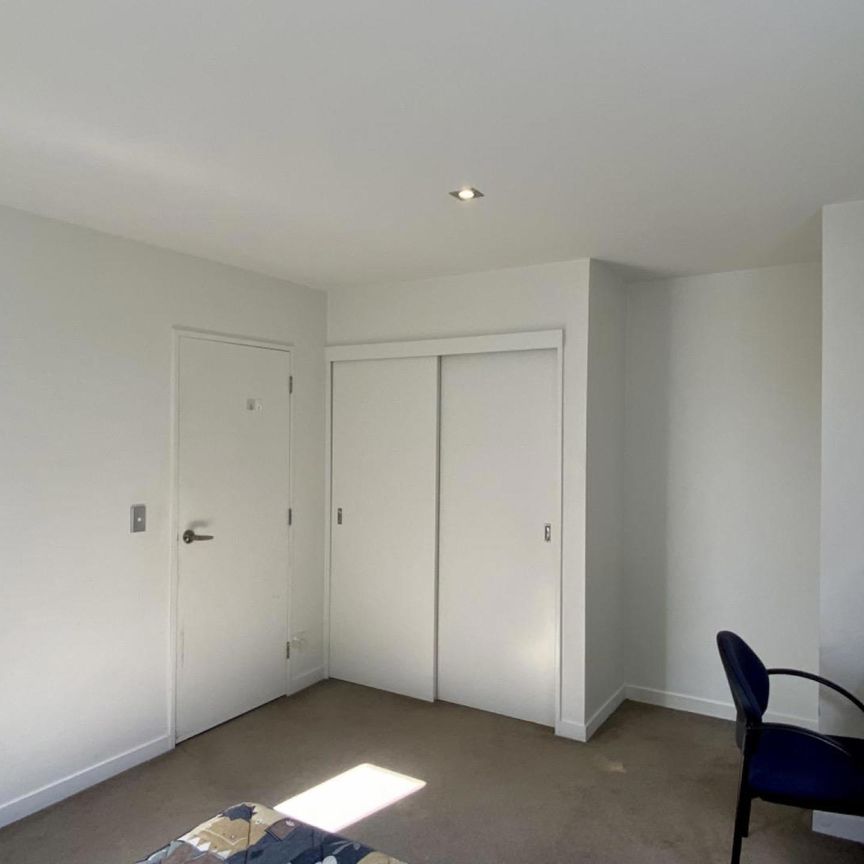 LOCATION! - Photo 1