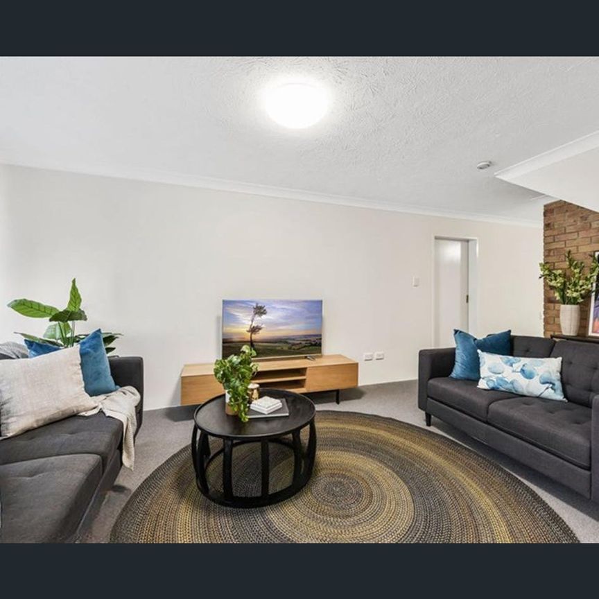 Prime St Lucia Location! Spacious 3-Bed Townhouse - Walk to UQ - Photo 1