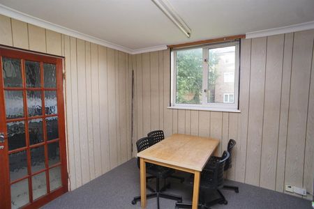 3 bedroom Flat To Let - Photo 2