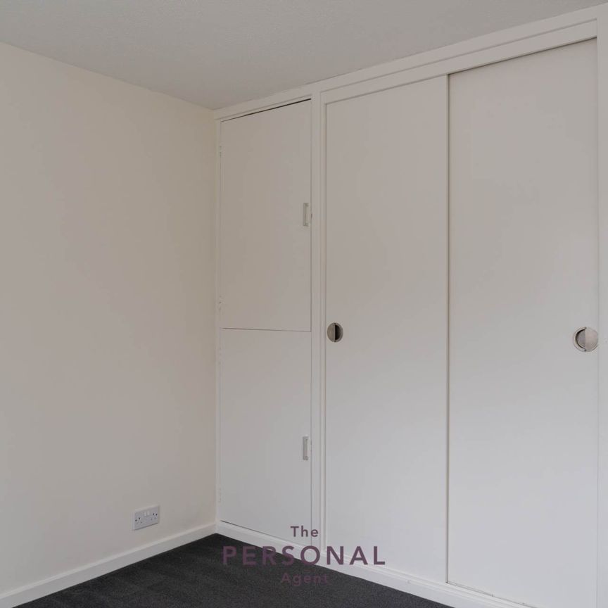 Delaporte Close, Epsom - Photo 1