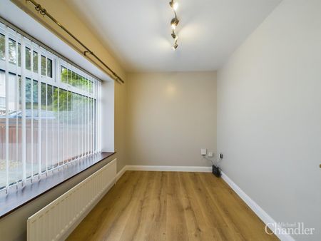 12 Belvoir Crescent, Belfast, BT8 7EJ - Photo 2