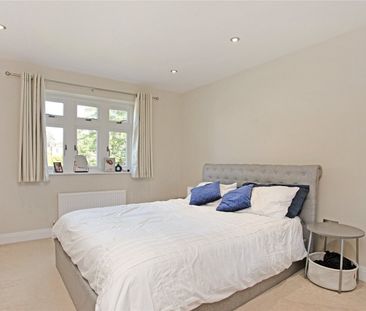 Ember Lane, Esher, Surrey, KT10 flat to rent - Photo 6