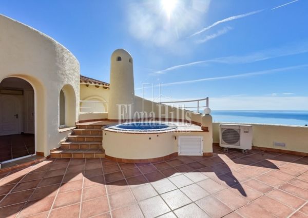 Spacious and luminous villa with private pool, jacuzzi and sea views in Altea, Alicante.