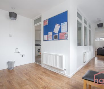 6 bedroom detached bungalow to rent - Photo 2