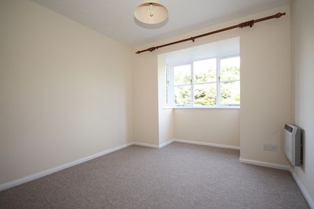 White Rose Lane, Woking - Photo 5