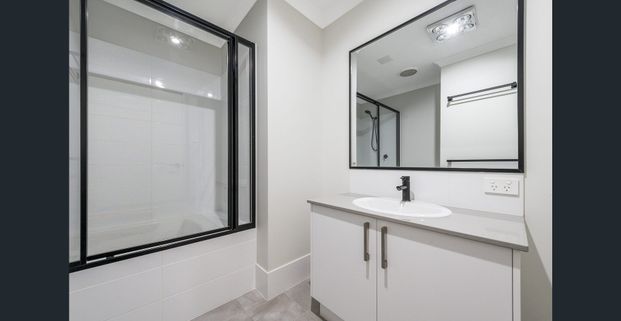 Modern Family Home in Prime Location - 5 Strumpshaw Road, Aveley - Photo 1