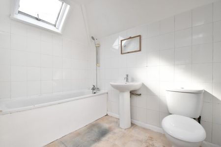 3 bedroom flat to rent - Photo 4