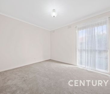 Spacious Family Home Zoned for Highvale Secondary College - Photo 2