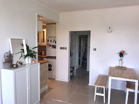 2 Bed Flat, Avenue Park Road, SE27 - Photo 2