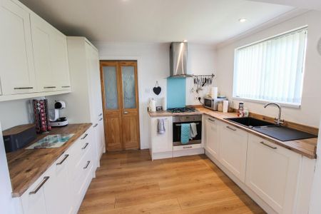 2 bedroom detached bungalow to rent - Photo 2