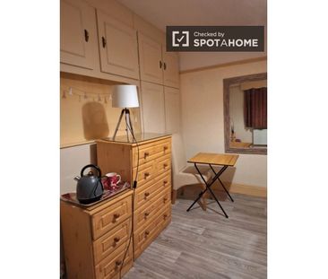 Spacious room in 4-bedroom houseshare in Clontarf, Dublin - Photo 5