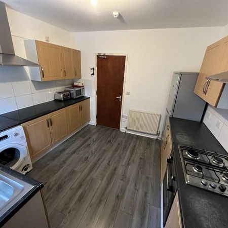 5 bedroom flat to rent - Photo 3