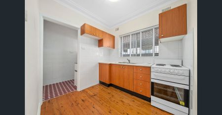 Light Filled Apartment In Quiet Convenient Location - Photo 4