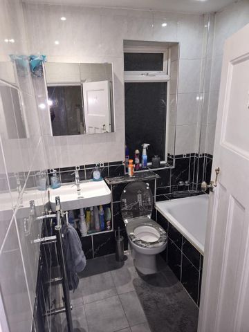 1 bedroom in a house share to rent - Photo 4