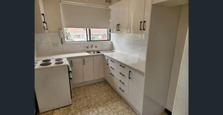 Spacious top floor unit with lock-up garage - Photo 3