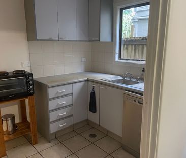 FULLY FURNISHED ONE BEDROOM GRANNY FLAT - Photo 4