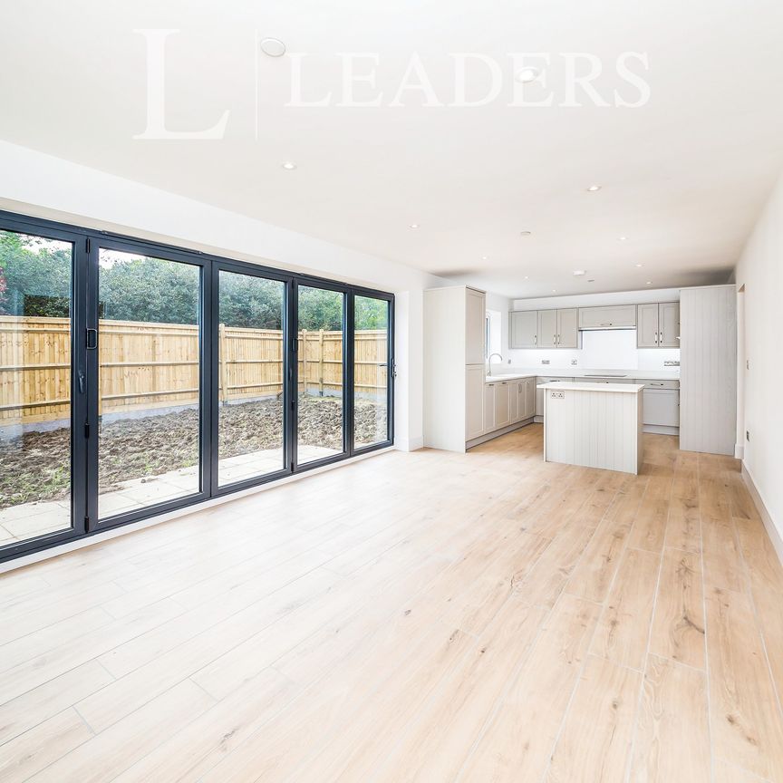 4 bedroom house to rent Maypole Road, Ashurst Wood, RH19 - Photo 1