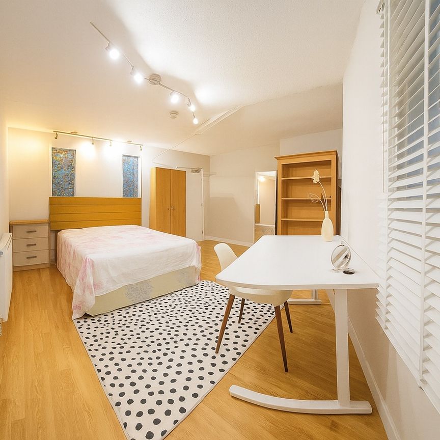 Room in a Shared Flat, Upper York Street, BS2 - Photo 1