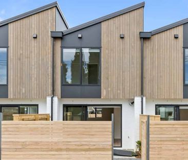 Stylish Townhouse - Photo 4