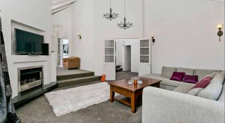 Beautiful Spacious Home - Photo 5