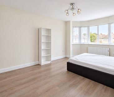 4 Bed Flat, Sinclair Grove, NW11 - Photo 6