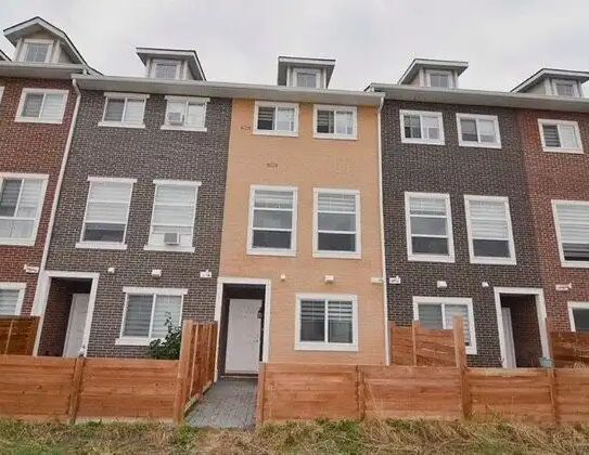 2 Bedroom + Den Townhome with Attached Garage — 2 Bedrooms+ Den Townhouse - Photo 1