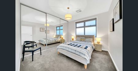 Designer Luxury: Fully Furnished Spacious 5-Bed, 3-Bath Home in Prime Location - Photo 5