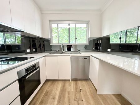 Spacious and Modern 3 Bedroom Apartment - Photo 4