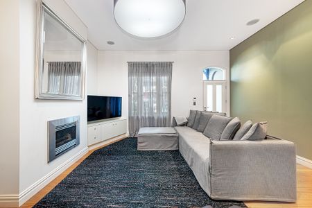 Furnished Executive Rental - Three Bedroom with Separate Study + Parking - Photo 3