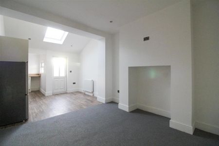 2 bedroom end of terrace house to rent - Photo 3