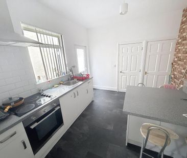 6 bedroom terraced house to rent - Photo 5