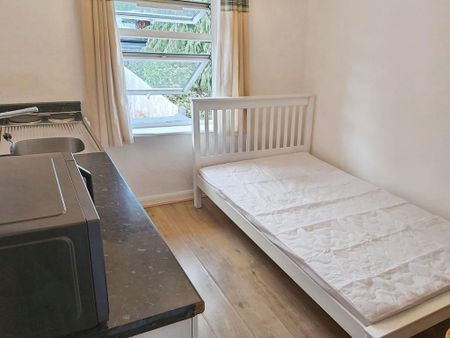 1 bedroom in a house share to rent - Photo 2